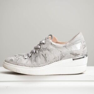 Softwaves Desginer Wedge Sneakers Sz 10 Silver Camo Arch Support